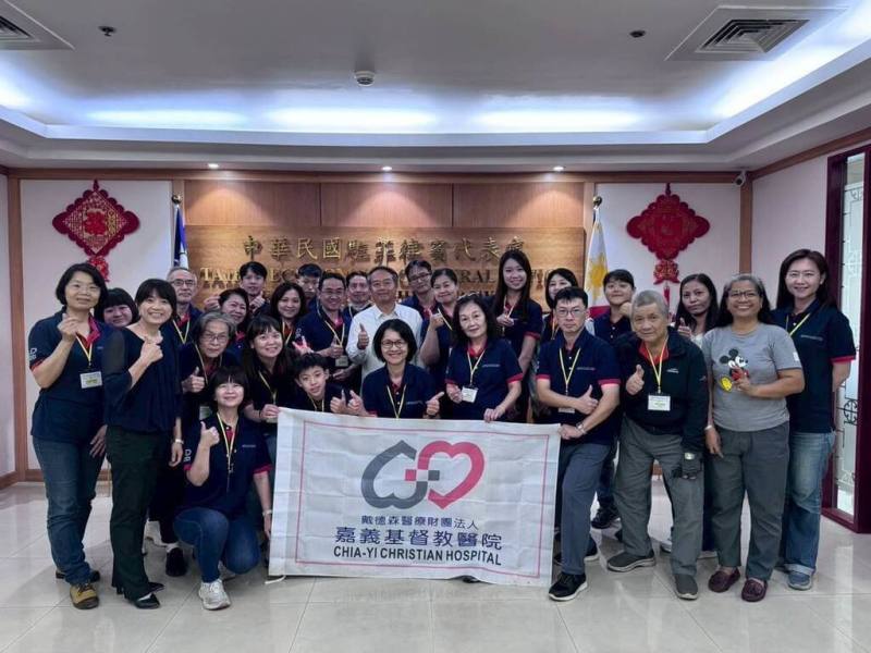 嘉義基督教醫院團隊4日至10日於菲律賓東內格羅省偏鄉醫療服務，同時拜會中華民國駐菲律賓代表處，報告這幾天的工作內容。（嘉基醫院團隊提供）