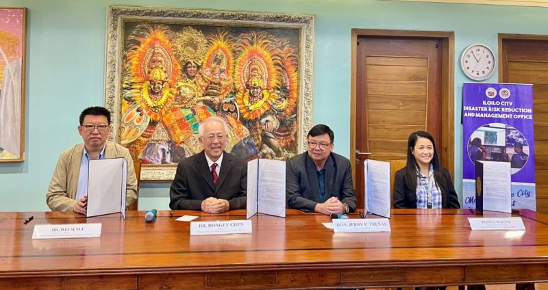 災防科技中心主任陳宏宇(中左)與菲律賓怡朗市(Iloilo City)市長Jerry P. Treñas (中右)共同簽署合作協議
