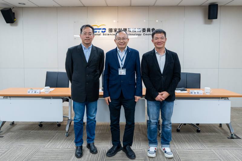 在國科會支持下，中研院應科中心陳壁彰研究員團隊，近期於《自然通訊》(Nature Communications)期刊發表，開發出超高解析度光學成像技術 「聚丙烯酸鉀膨脹層光奈米顯微術」，成功突破光學顯微鏡極限，展現精細的三維多彩奈米解析影像，並完整描繪腦神經網絡結構。左起為中研院細胞與個體生物學研究所林子暘博士、國科會自然處賴明治處長、中研院應用科學研究中心陳壁彰研究員