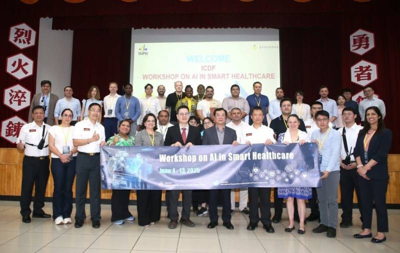 台北市政府消防局表示，國際合作發展基金會日前率領「智慧醫療AI運用研習班」參訓學員，共計21個友邦國家代表參訪北市急重症整合系統，盼借鏡北市在到院前救護的智慧醫療應用發展。（台北市消防局提供）
