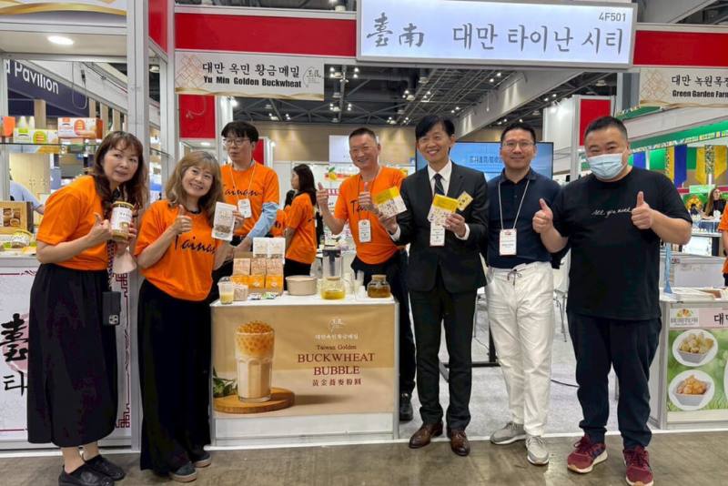 2025年韓國首爾國際食品展10日登場，台南市副市長葉澤山（右3）也現身市府農業局打造的「台南物產館」協助行銷。（台南市政府提供）