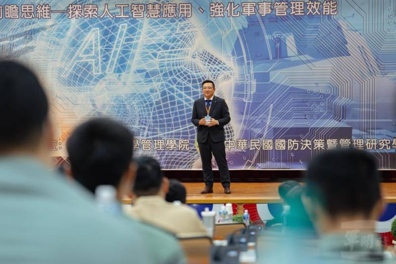 陽明海運董事長蔡豐明進行專題演講