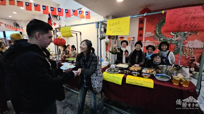 臺灣僑民端午美食攤位熱鬧開張，親手製作的傳統美食，吸引阿根廷民眾駐足購買