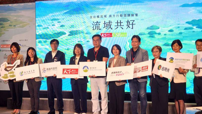 天下雜誌舉辦「流域共好．南方行動倡議論壇」，10日移師高雄橋頭糖廠，高雄市長陳其邁（左3）與環境部長彭啓明（左5）、屏東縣長周春米（右5）等人共同進行流域公約宣示。