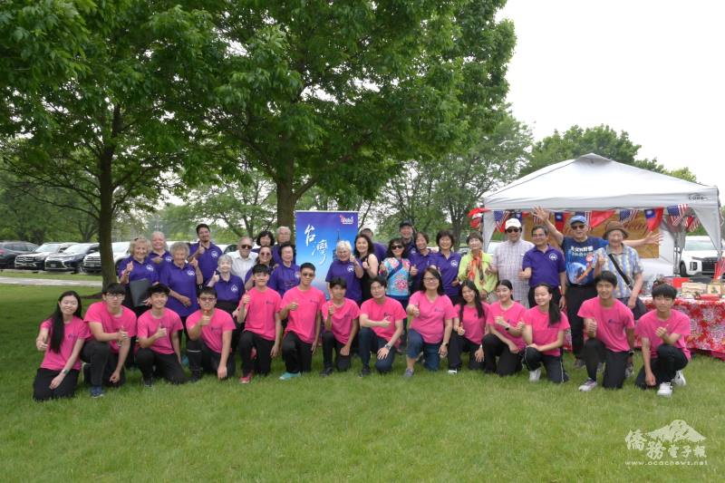 Bartlett藝術協會合唱團、客家山歌隊、客家鄉親及海外青年文化大使合影