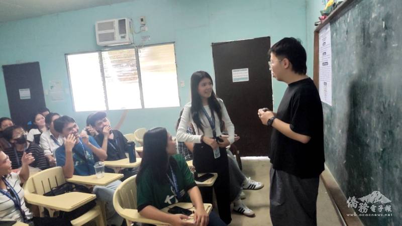 學生積極參與課堂活動，展現對華語學習的高度熱忱