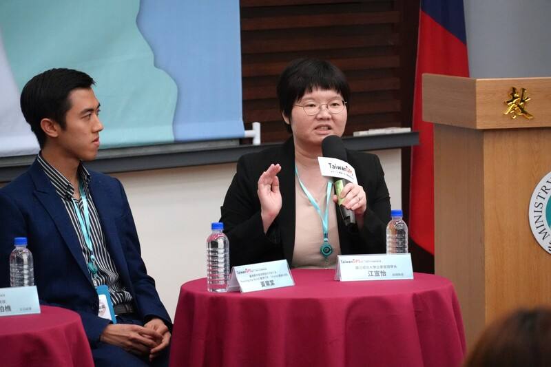 教育部10日舉辦留學宣導會，德國柏林工業大學博士江宣怡（右）分享，如果沒有公費留考，她的求學之路一定不會那樣順利。