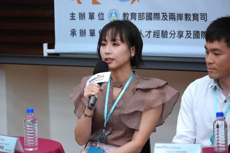 教育部10日下午舉辦留學宣導會，英國劍橋大學博士温明璇（左）分享自己曾申請進入某實驗室被拒絕，轉而去敲諾貝爾獎得主古爾登（John Gurdon）的門，終獲同意成為門生。