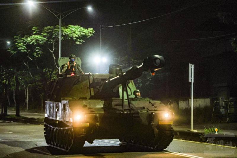 陸軍58砲指部砲2營砲1連戰備偵巡，官兵駕駛M109A2自走砲戰術機動。（青年日報提供）