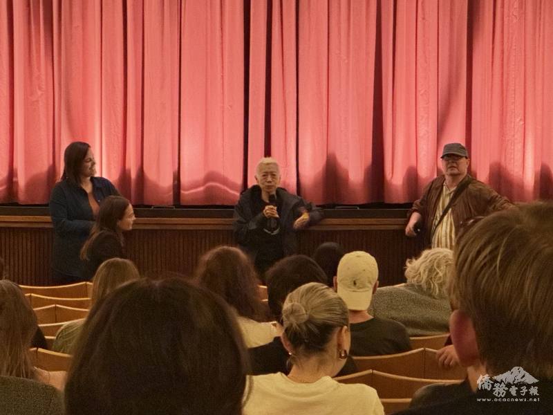 電影放映前，鄭淑麗為觀眾講述創作過程