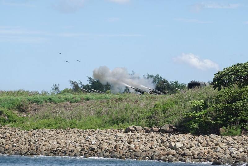 國軍第四作戰區11日在屏東楓港北陣地進行年度重砲射擊訓練，28門155榴彈牽引砲對海實彈射擊，場面震撼。
