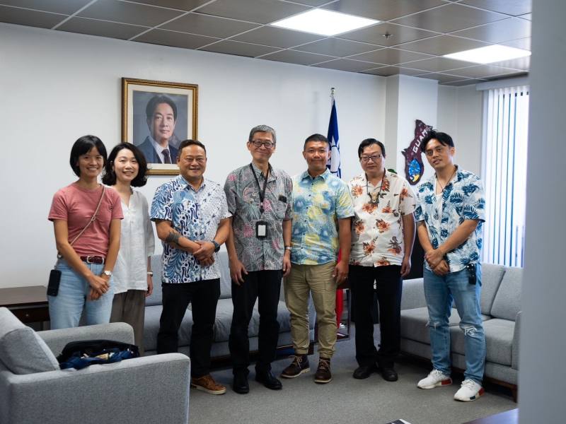 蔡政良館長（左3）率領史前館團隊拜訪駐關島台北經濟文化辦事處（TECO），在盧啟章秘書（左4）與葉仁傑領事（右2）的接待下，討論世界南島文化研究與展示議題，期待未來雙方的持續合作與發展。