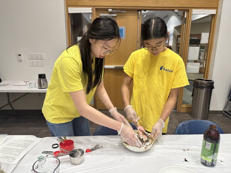 Event organizers demonstrating how to make the dough for the pearls.