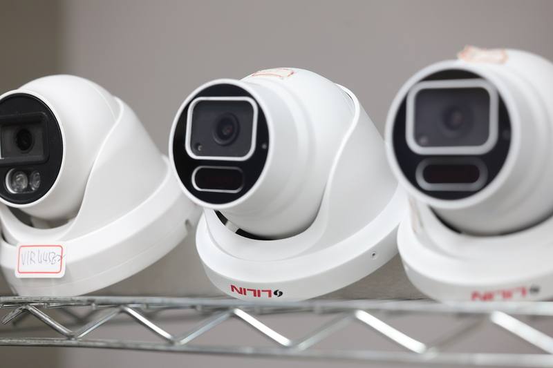 利凌展示室呈現多款攝影機，圖為3款不同技術規格的AI人車周界偵測攝影機，可用來偵測是否有外人闖入空間，攝影機會發出光線告警，也可應用在零售業的人流統計。