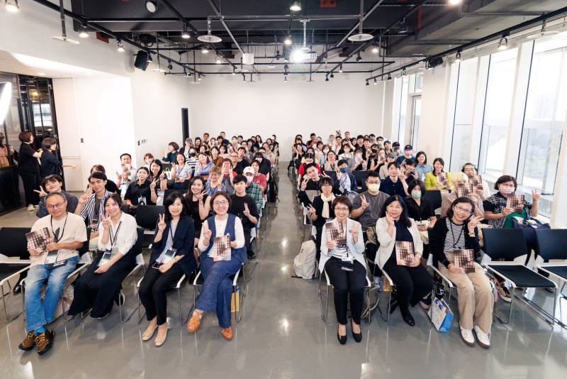 臺文館館長陳瑩芳（前排右3）；文策院董事長王時思、副院長胡婷俐、內容策進處處長蘇韋菁（左4、左3、左2）；影視局副局長呂美莉、電影產業組組長王信惠（右2、右1）、作家鴻鴻（左1）等貴賓蒞臨與會。