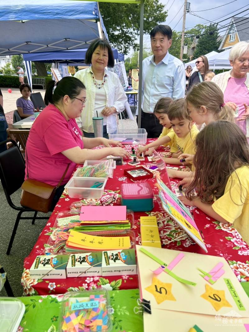 文教中心主任高家富也前來攤位參觀致意