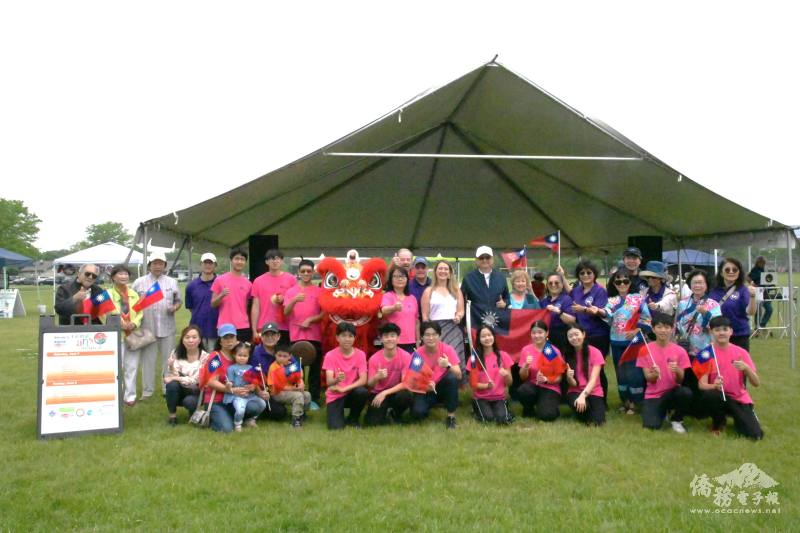 駐芝加哥辦事處長類延峰、市議員Stephanie Gandsey 、紀念姊妹市活動執行長邱美純、Arts in Bartlett 總裁 Laura Kubaszko 、中西部客家同鄉會會長張玉芳 等貴賓，與客家鄉親及海外青年文化大使合影