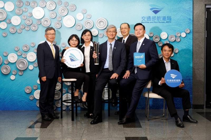 交通部航港局藍色公路品牌專案團隊合影