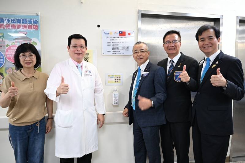 國際扶輪3502暨2570地區分社捐贈三總澎湖分院手持式超音波儀等居家醫療裝備，10日由分院長胡曉峯（左2）代表受贈。