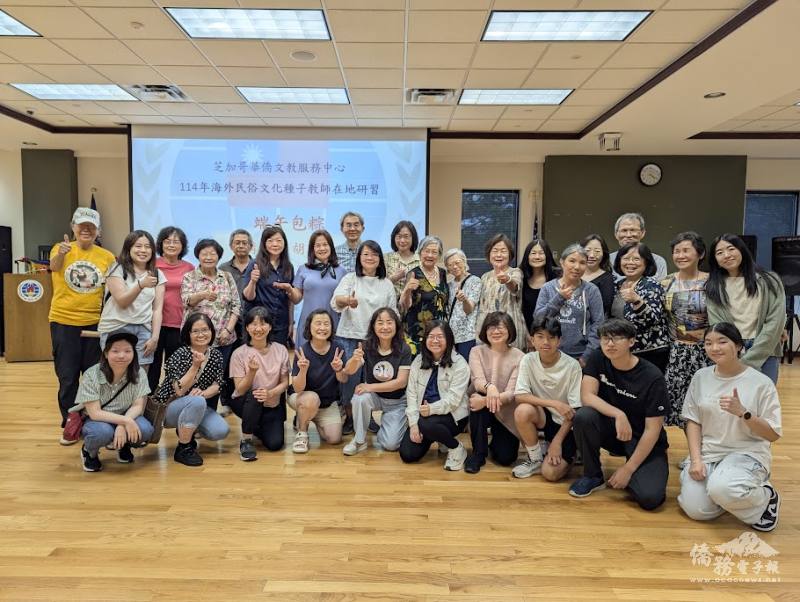 參與端午節文化講座的學員們歡樂合影