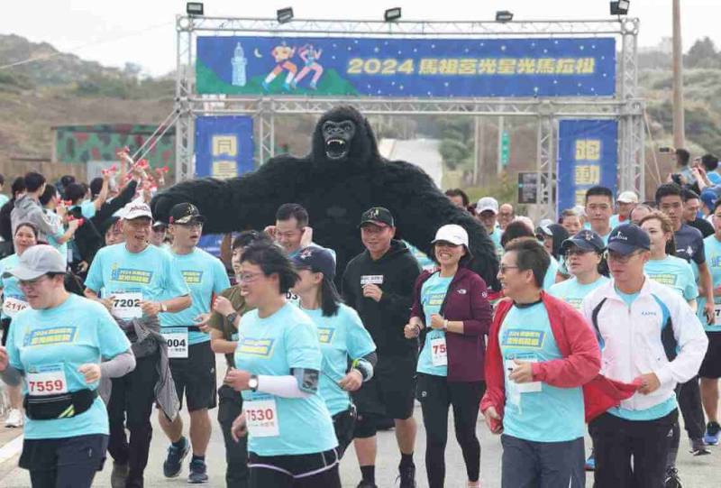 2025第4屆馬祖莒光星光馬拉松9月將登場，5日起開放報名，主辦單位10日宣布，600個名額現已全數額滿。圖為2024年活動盛況。（連江縣政府交通旅遊局提供）