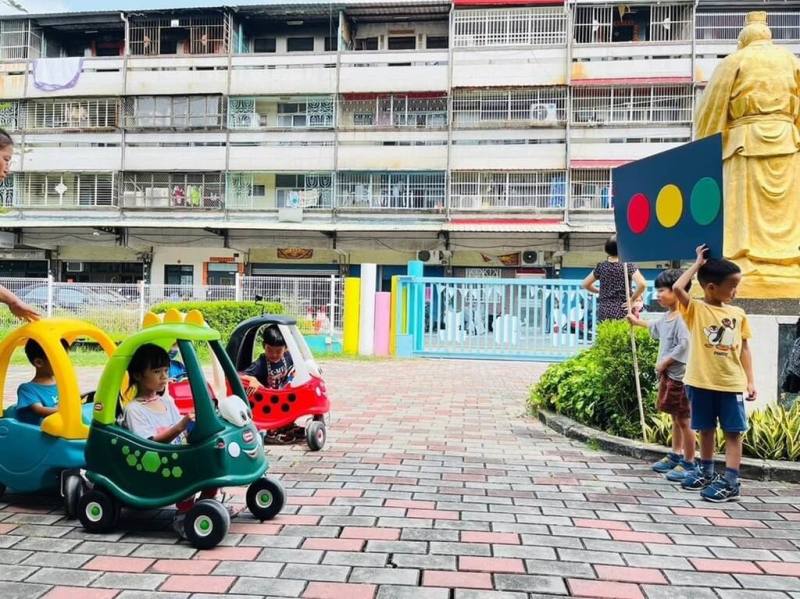 教育部補助教保機構將重大議題融入課程，彰化縣萬來非營利幼兒園與警察交通大隊合作，讓學童在遊戲活動中模擬過馬路、看紅綠燈，學習辨識環境中危險的人事物。（教育部提供）