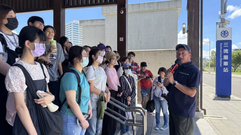 高雄市青年局「山海探險隊」系列活動帶領青年走訪三民區三塊厝街區，活動中高雄文化傳承大使劉永俊（右）向青年解說三塊厝街區歷史，讓學員了解地方文化與城市發展的脈絡。（高雄市青年局提供）