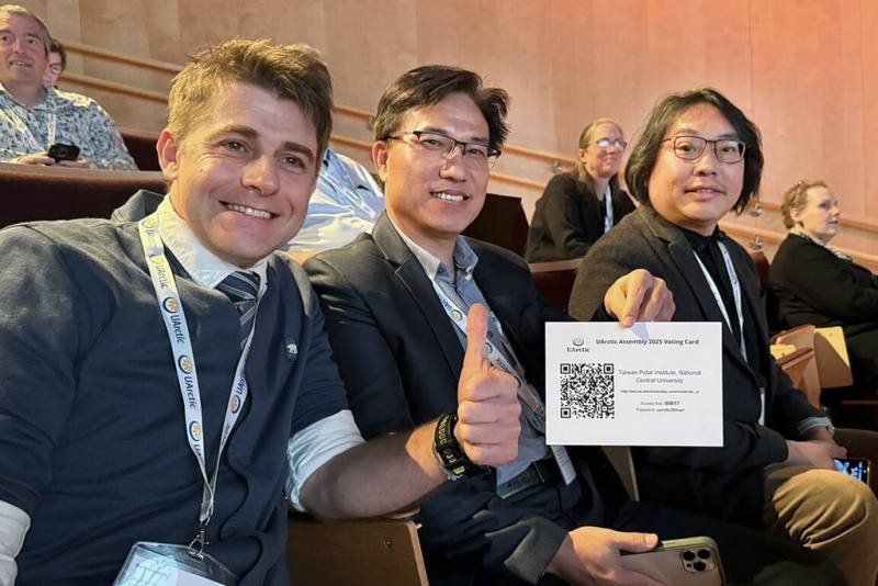 中央大學台灣極地研究中心成功申請加入北極大學聯盟，背後的重要推手包括台灣極地研究站境外工作站主任張文和（左）、中央大學台灣極地研究中心主任倪春發（中）和副主任錢樺（右）。（中大提供）