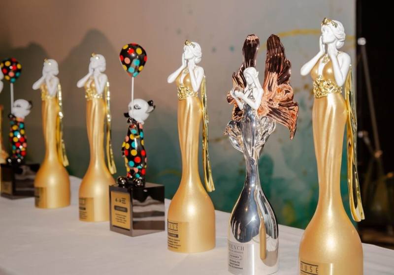 新竹市政府10日舉辦「美感新竹．閃耀國際」記者會表示，民國113、114年舉辦藝文活動，包括國際動漫節、兒童遊藝節、草地故事節、玻璃藝術節等，已獲22座國際獎項。（新竹市政府提供）