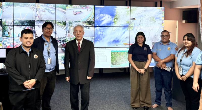 災防科技中心主任陳宏宇(左三)參訪怡朗市災害應變中心進行經驗分享與交流，實地了解其智慧城市發展與災防應變設施