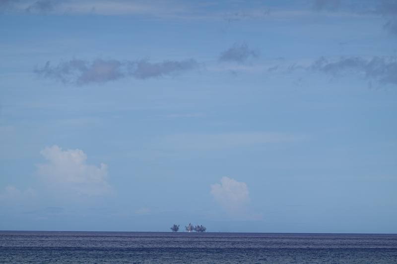 國軍第四作戰區「重砲保養射擊」任務11日在屏東楓港北陣地進行，海上目標區揚起水柱，現場砲聲隆隆，場面震撼壯觀。