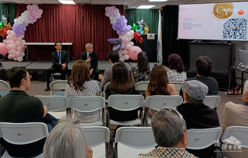 律師劉大伸(右)與會計師葉旭旻(左)與現場聽眾進行問答互動討論