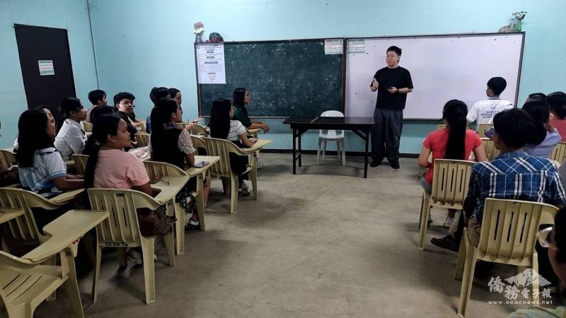 華語教師以生動互動的方式進行課程講解