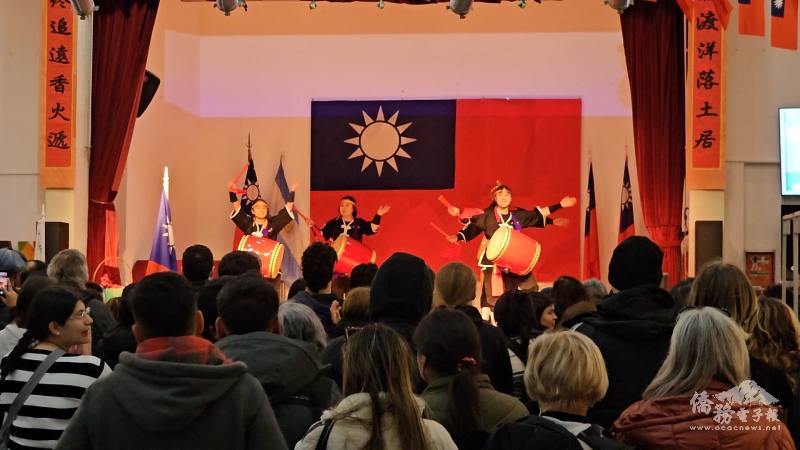 日本社團帶來氣勢磅礡的沖繩太鼓演出，為市集增添亞洲節慶氛圍