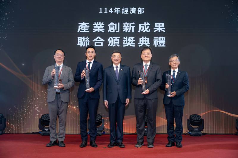 產業創新成果聯合頒獎典禮國家產業創新獎組織類績優創新獲獎團體合影，行政院長卓榮泰(中)、航港局副局長劉志鴻(右1)