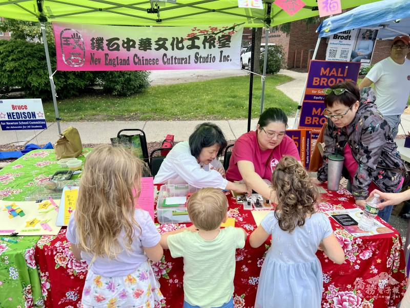 璞石中華文化工作室3位文化種子老師王明德、路永宜、郭瑞欣，在活動現場提供具巧思的手作，讓民眾認識臺灣民俗文化