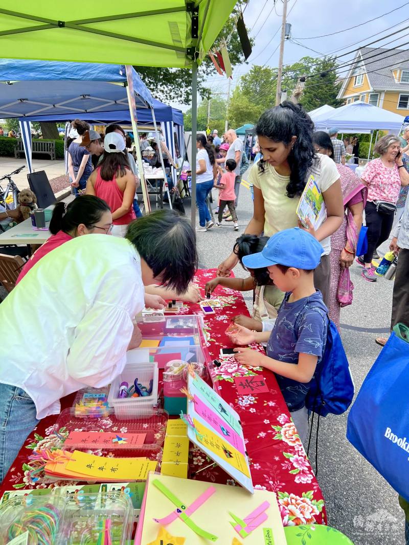 「牛頓高地社區日」設置臺灣文化手作攤位