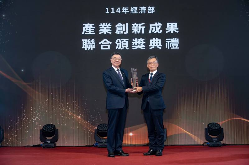 行政院長卓榮泰頒發國家產業創新獎，由航港局副局長劉志鴻受獎