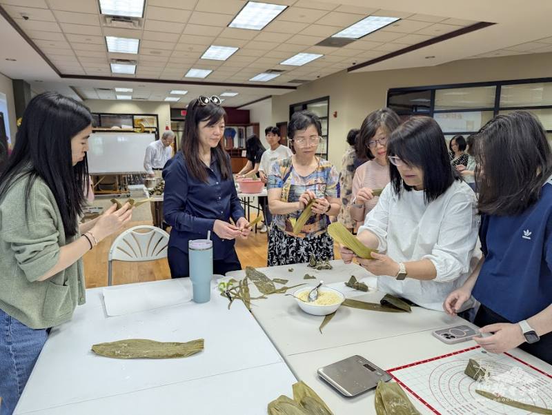 講師胡玲玲（右二）介紹端午文化，帶領學員包粽子