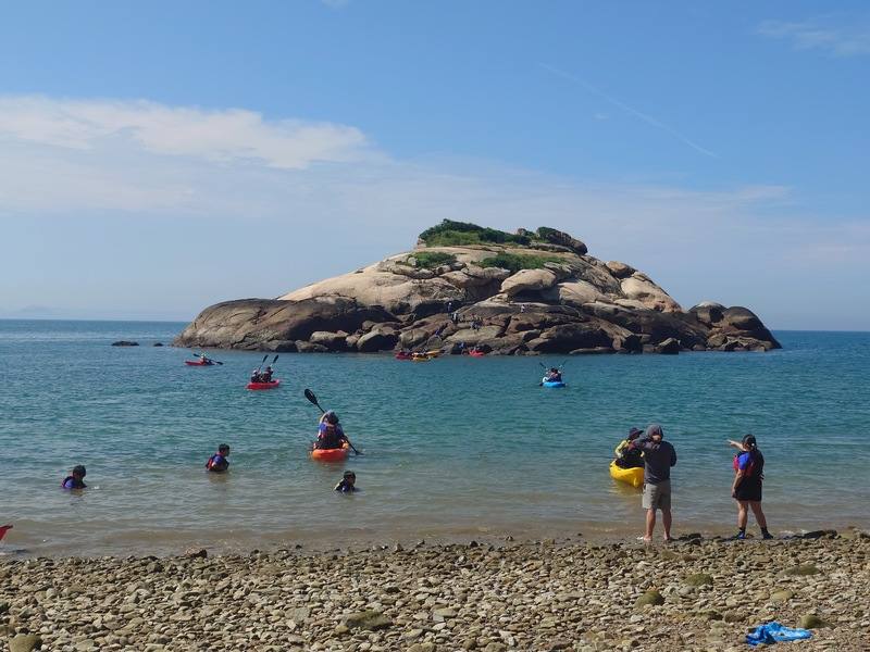 位於連江縣北竿鄉的中山國中、塘岐國小畢業生共20人，10日下午在師長見證下完成鐵人三項挑戰，包含划獨木舟前往龜島。