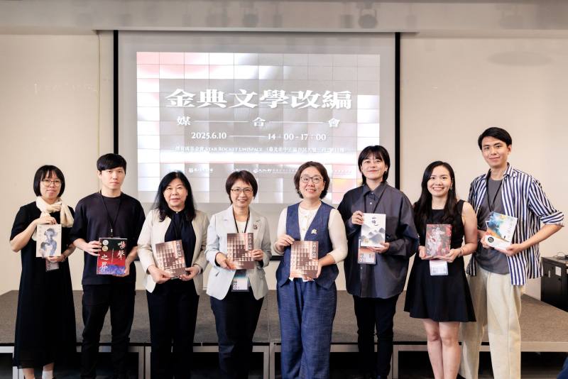 （左起）《變成的人》提案人許恩恩、《噤聲之界》提案人梁廷毓、影視局副局長呂美莉、臺文館館長陳瑩芳、文策院董事長王時思、《山鏡》提案人顏靖玟、《魚眼》提案人李潔、《夢魂之地》提案人涂東寧合影。