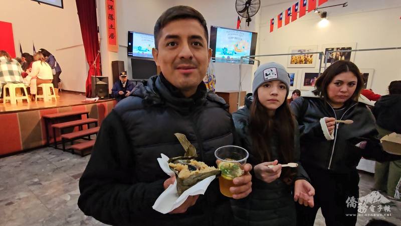 阿根廷民眾現場嚐鮮，首次品嘗臺灣肉粽，對其獨特風味驚喜連連