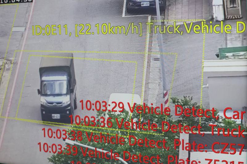 利凌開發出可獨立運算的攝影機車牌辨識技術，可支援美國、日本、歐盟、中東、越南等58個國家的車牌辨識。圖中展示邊緣運算AI攝影機可辨識路上的車種與車牌。