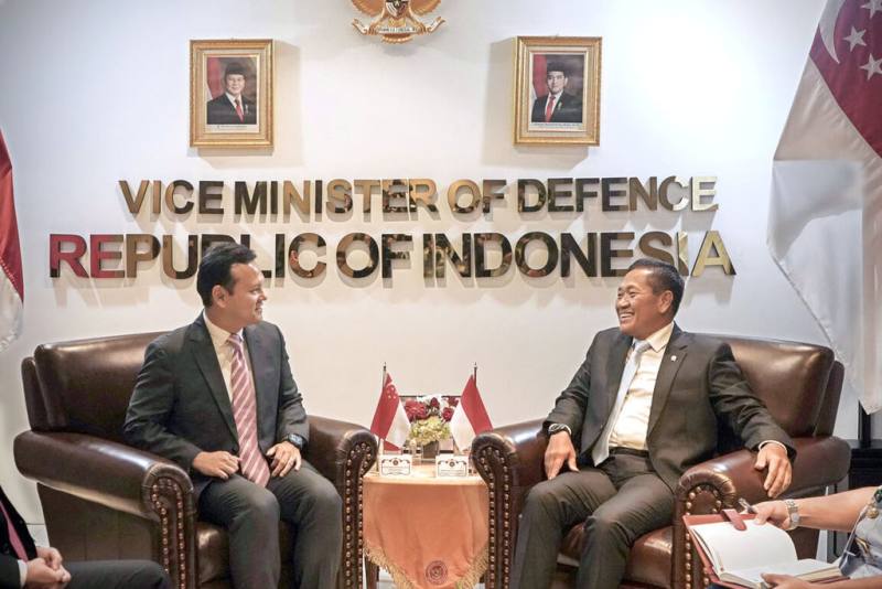 新加坡國防部高級政務部長扎吉哈（左）在第10屆印尼防務展與論壇上，與印尼國防部副部長唐尼（右）會面時，重申兩國長期且密切的防務關係。（新加坡國防部提供）