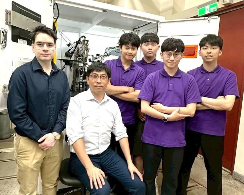 清華大學動力機械工程系教授李明蒼（左2）率團隊研發出常溫常壓下能在曲面鍍膜的創新技術，可縮短製程、降低材料成本，及減少能源消耗與碳排放，目前已有國內半導體大廠接洽。（清大提供）