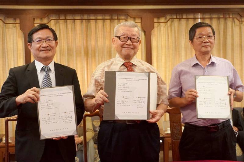 彰化縣愛因斯坦實驗教育機構校長顏士程（左）、彰化縣賽德實驗教育機構校長陳樹欉（右）12日與大葉大學董事長韓繼綏（中）簽署場地租賃契約，將從114學年度起於大葉大學場域設置國中部每年級2班，提供多樣化學習，開啟教育資源共享新模式。（大葉大學提供）