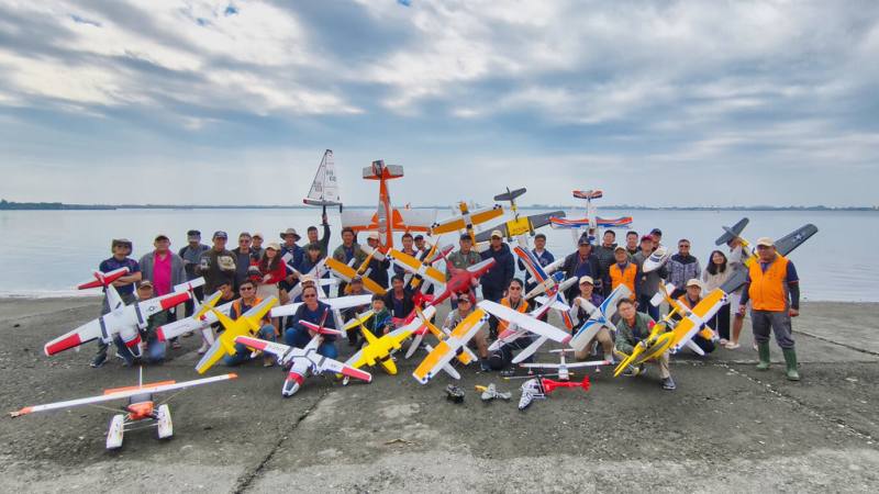 歡慶恆春建城150週年，大鵬灣國家風景區管理處與屏東縣無人機協會合作，14、15日將在恆春機場首創舉辦「無人機展演活動」。圖為過往無人機飛行活動。（大鵬灣國家風景區管理處提供）