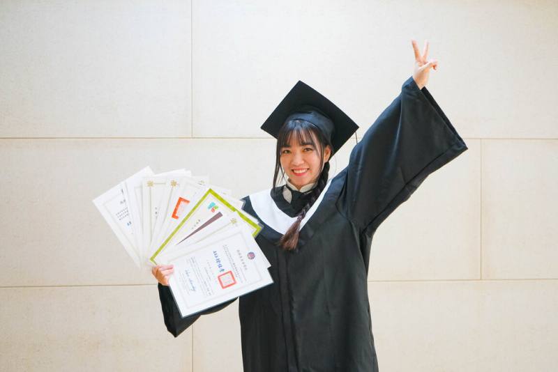 崑山科技大學資訊管理系產攜專班越南籍僑生潘氏美玲，來台7年期間兼顧工作及課業，不但已考上研究所，更在實習單位晉升部門主管。（崑山科大提供）