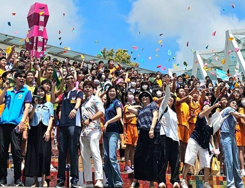 客委會客家文化發展中心11日在台灣客家文化館舉辦「客家成長禮」，集結全台15所國小、511名畢業生參與，活動尾聲並將象徵夢想的紙飛機投擲射出，共同見證及祝福「夢想起飛」。（客委會客發中心提供）