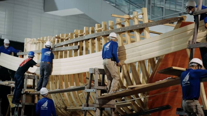 屏東東港迎王祭登錄為國家重要民俗，祭典中最後階段「送王」會將王船焚化，縣府歷時1年拍成紀錄片「匠師與信仰」，完整呈現平均年齡超過70歲匠師們如何造船、雕刻、彩繪及風帆製作。（屏東縣政府提供）